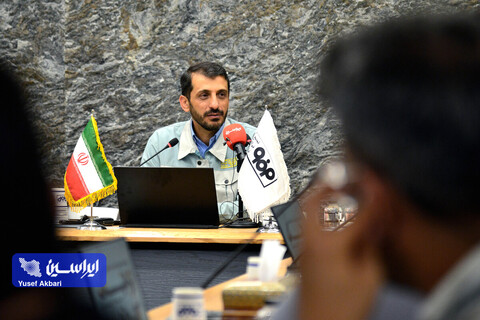 نشست صمیمی هنرمندان گرافیست با مدیرعامل فولاد مبارکه در رویداد هنری «روایت پیشرفت» با موضوع «فرهنگ کار و تولید»