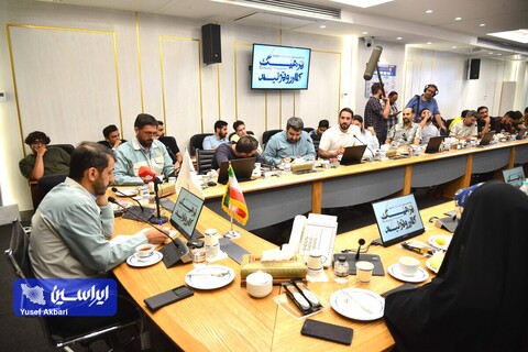 نشست صمیمی هنرمندان گرافیست با مدیرعامل فولاد مبارکه در رویداد هنری «روایت پیشرفت» با موضوع «فرهنگ کار و تولید»