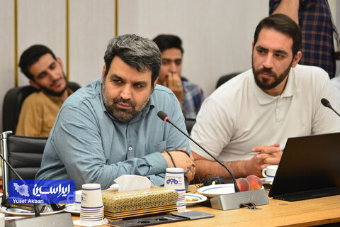 نشست صمیمی هنرمندان گرافیست با مدیرعامل فولاد مبارکه در رویداد هنری «روایت پیشرفت» با موضوع «فرهنگ کار و تولید»