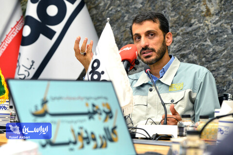 نشست صمیمی هنرمندان گرافیست با مدیرعامل فولاد مبارکه در رویداد هنری «روایت پیشرفت» با موضوع «فرهنگ کار و تولید»