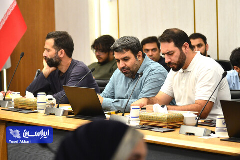 نشست صمیمی هنرمندان گرافیست با مدیرعامل فولاد مبارکه در رویداد هنری «روایت پیشرفت» با موضوع «فرهنگ کار و تولید»