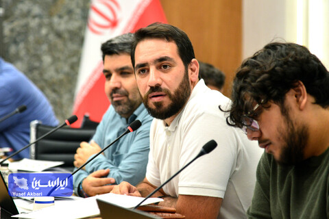 نشست صمیمی هنرمندان گرافیست با مدیرعامل فولاد مبارکه در رویداد هنری «روایت پیشرفت» با موضوع «فرهنگ کار و تولید»
