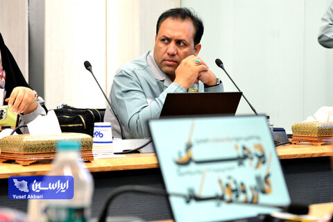 نشست صمیمی هنرمندان گرافیست با مدیرعامل فولاد مبارکه در رویداد هنری «روایت پیشرفت» با موضوع «فرهنگ کار و تولید»