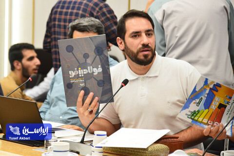 نشست صمیمی هنرمندان گرافیست با مدیرعامل فولاد مبارکه در رویداد هنری «روایت پیشرفت» با موضوع «فرهنگ کار و تولید»