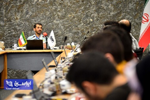 نشست صمیمی هنرمندان گرافیست با مدیرعامل فولاد مبارکه در رویداد هنری «روایت پیشرفت» با موضوع «فرهنگ کار و تولید»
