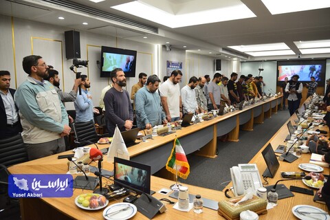 نشست صمیمی هنرمندان گرافیست با مدیرعامل فولاد مبارکه در رویداد هنری «روایت پیشرفت» با موضوع «فرهنگ کار و تولید»
