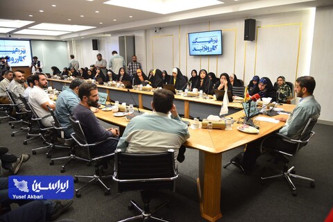 نشست صمیمی هنرمندان گرافیست با مدیرعامل فولاد مبارکه در رویداد هنری «روایت پیشرفت» با موضوع «فرهنگ کار و تولید»