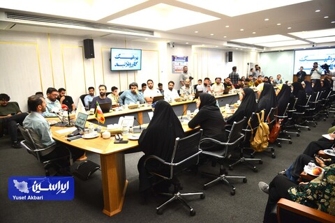 نشست صمیمی هنرمندان گرافیست با مدیرعامل فولاد مبارکه در رویداد هنری «روایت پیشرفت» با موضوع «فرهنگ کار و تولید»