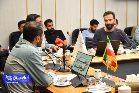 نشست صمیمی هنرمندان گرافیست با مدیرعامل فولاد مبارکه در رویداد هنری «روایت پیشرفت» با موضوع «فرهنگ کار و تولید»