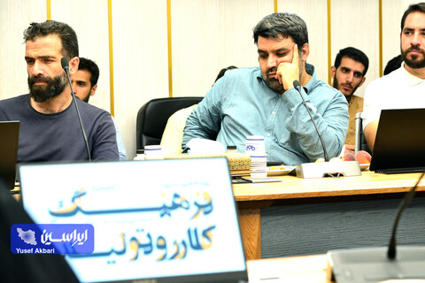 نشست صمیمی هنرمندان گرافیست با مدیرعامل فولاد مبارکه در رویداد هنری «روایت پیشرفت» با موضوع «فرهنگ کار و تولید»