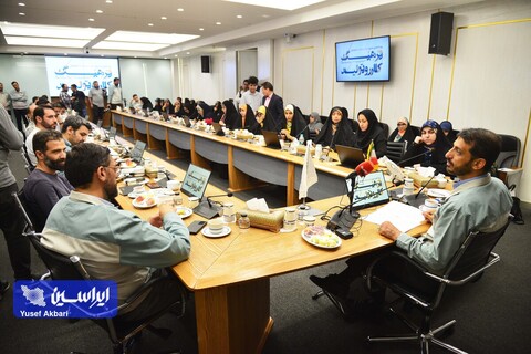 نشست صمیمی هنرمندان گرافیست با مدیرعامل فولاد مبارکه در رویداد هنری «روایت پیشرفت» با موضوع «فرهنگ کار و تولید»