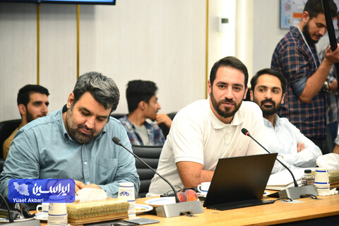 نشست صمیمی هنرمندان گرافیست با مدیرعامل فولاد مبارکه در رویداد هنری «روایت پیشرفت» با موضوع «فرهنگ کار و تولید»