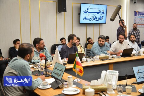 نشست صمیمی هنرمندان گرافیست با مدیرعامل فولاد مبارکه در رویداد هنری «روایت پیشرفت» با موضوع «فرهنگ کار و تولید»