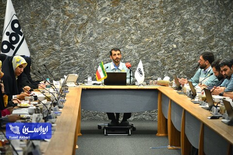 نشست صمیمی هنرمندان گرافیست با مدیرعامل فولاد مبارکه در رویداد هنری «روایت پیشرفت» با موضوع «فرهنگ کار و تولید»