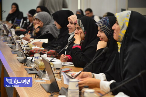 نشست صمیمی هنرمندان گرافیست با مدیرعامل فولاد مبارکه در رویداد هنری «روایت پیشرفت» با موضوع «فرهنگ کار و تولید»