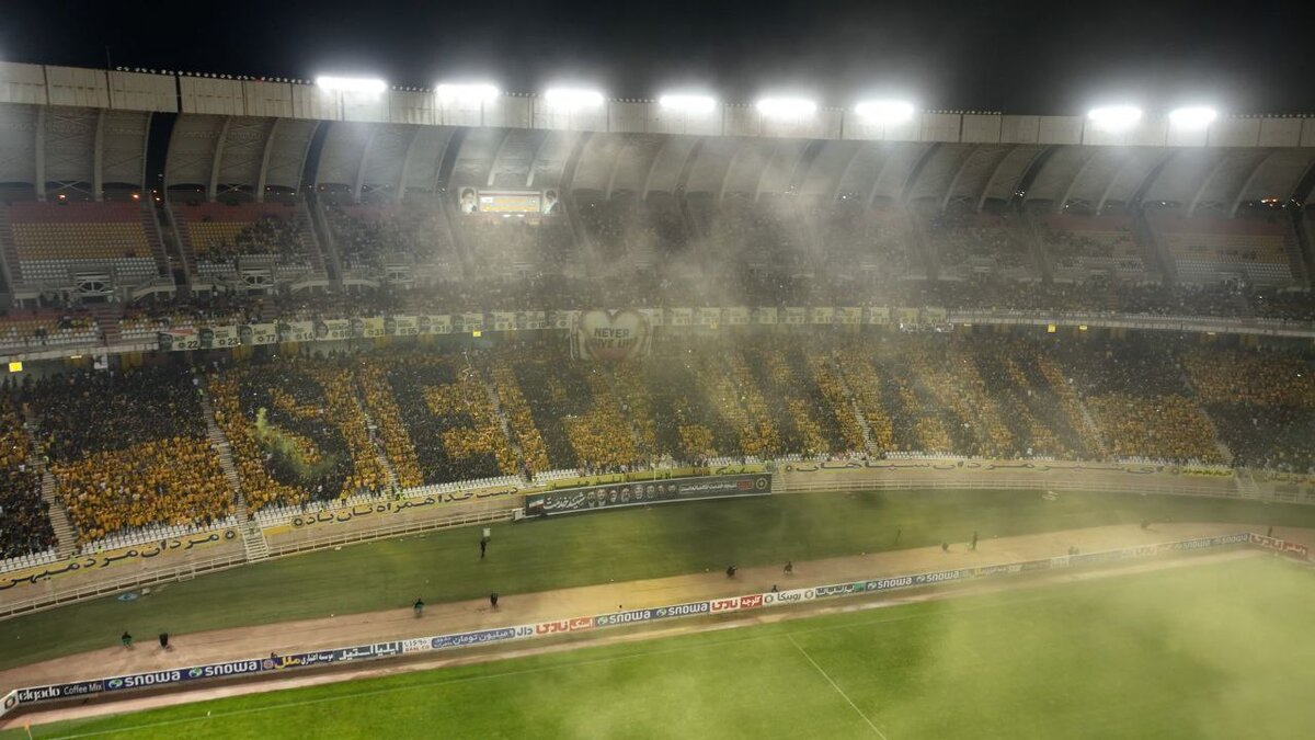 هواداران سپاهان در اراک پشتیبان طلایی‌پوشان شدند