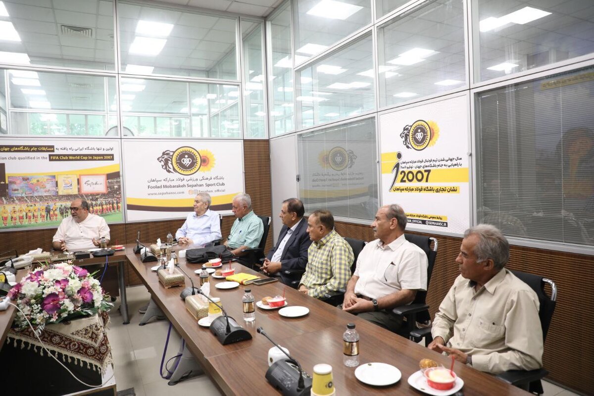 نشست مهدی آذربایجانی با پیشکسوتان سپاهان