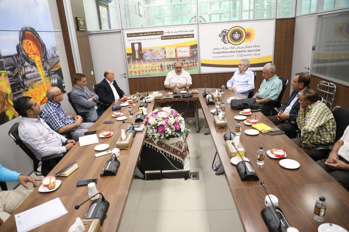 نشست مهدی آذربایجانی با پیشکسوتان سپاهان