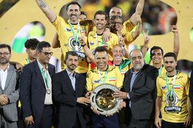بالا رفتن کاپ قهرمانی جام حذفی توسط بازیکنان سپاهان