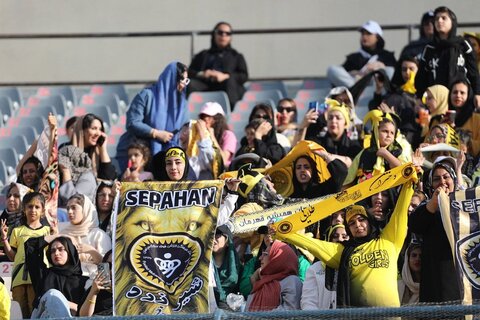 تشویق محرم نویدکیا توسط هواداران سپاهان