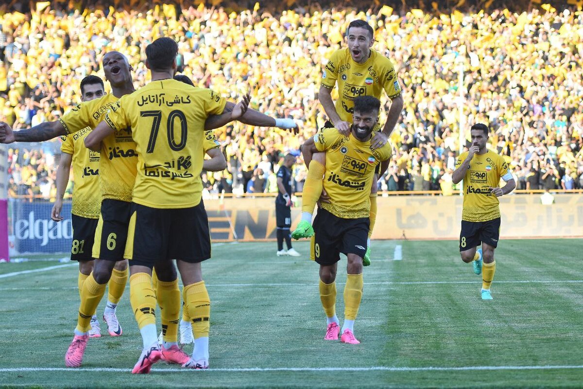 شادی بازیکنان سپاهان همراه با هواداران بعد از گل اول