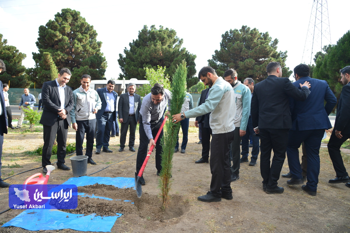 حضور معاون رئیسجمهور در شرکت فولاد مبارکه/نهال یادبود غرس شد
