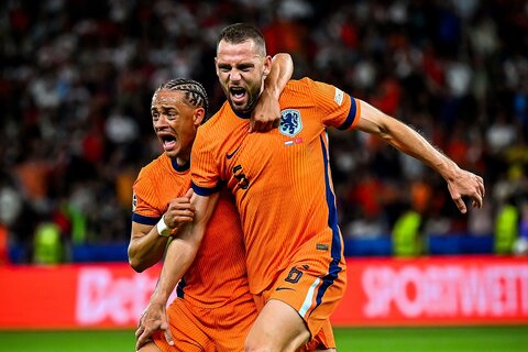 کامبک هلند به سوی نیمهنهایی/ نارنجیها پس از ۲۰ سال به ۴ تیم رسیدند شادی گل سامت آکایدین؛ هلند - ترکیه