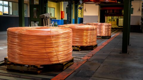 مس در کف کانال ۹ هزار دلار/ حال مس خوب نیست فلز مس