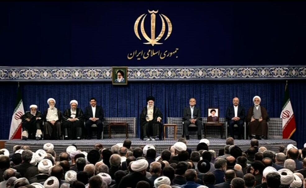 مراسم تنفیذ رئیس‌جمهور منتخب توسط رهبر معظم انقلاب آغاز شد