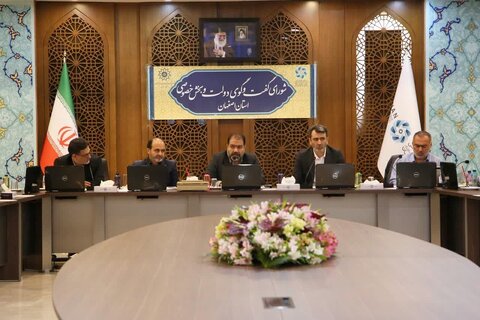 پروژههای تأمین آب استان اصفهان در جمع فعالان اقتصادی استان تشریح شد استاندار