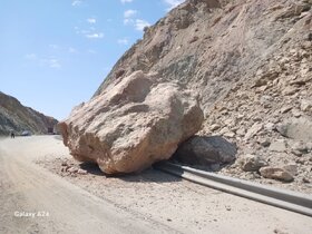 حادثه ریزش سنگ در جاده چوپانان به انارک/ بازگشایی محور در حال انجام است