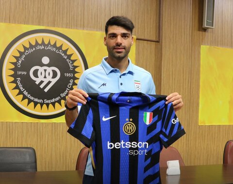 طارمی پیراهن اینتر خود را به موزه سپاهان تقدیم کرد موزه سپاهان