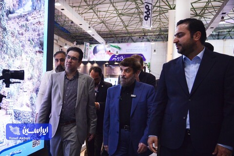 رئیس گروه اقتصادی دفتر مقام معظم رهبری از غرفه فولادمبارکه بازدید کرد بازدید آقا محمدی از غرفه فولاد