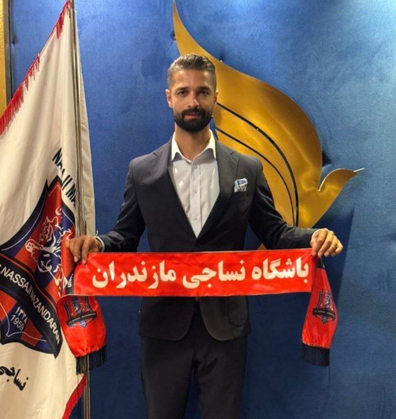 مدافع استقلال قرمزپوش شد