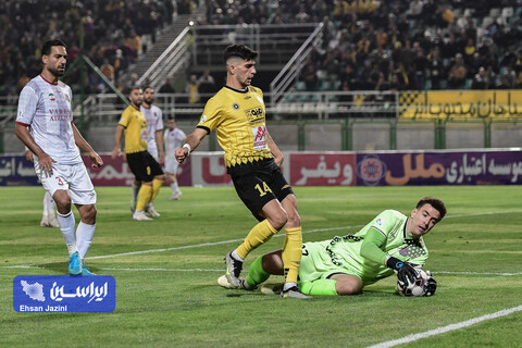 خلاصه بازی سپاهان - نساجی/ فرار از شکست با گل انزونزی