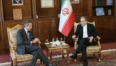 رایزنی مدیر کل آژانس بینالمللی انرژی اتمی  با  وزیر امور خارجه در تهران عراقچی