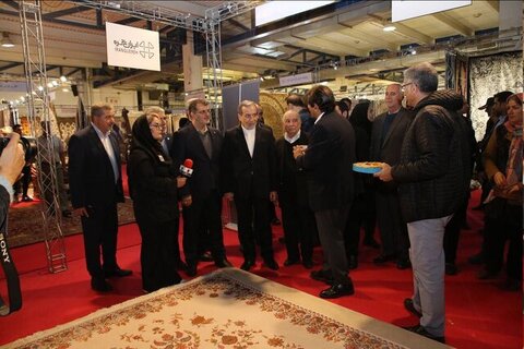 دولت کمیته خاصی را برای رسیدگی به وضعیت صادرات فرش ایرانی تشکیل میدهد عراقچی