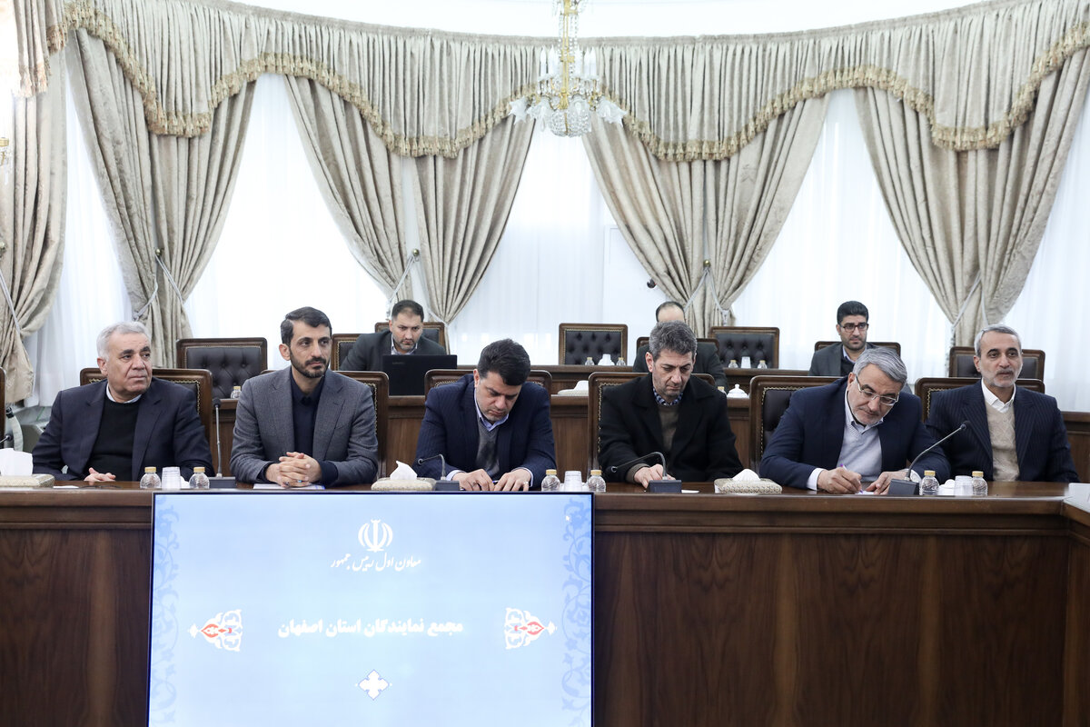 اشاره معاون اول رئیسجمهور به تلاش فولاد مبارکه برای راهاندازی فاز دوم نیروگاه سیکل ترکیبی و نیروگاه خورشیدی در راستای تامین برق مورد نیاز خود و کشور