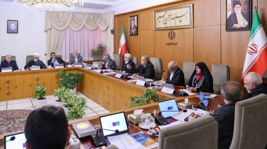 تأکید رئیس جمهور بر تسریع در شناسایی مبادی خروج فرآورده‌های نفتی از مسیر توزیع قانونی