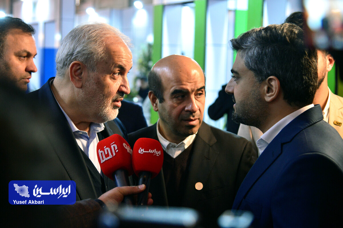 بازدید وزیر نیرو از غرفه فولاد مبارکه در چهاردهمین نمایشگاه انرژیهای تجدیدپذیر