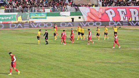 شادی سپاهانی‌ها پس از گل انزونزی به پرسپولیس