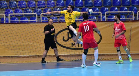 صدرنشین به مهمانی معدنچیها میرود هندبال سپاهان