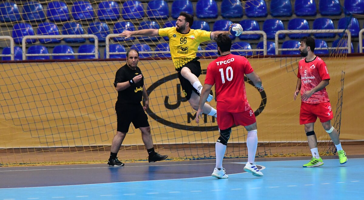 صدرنشین به مهمانی معدنچی‌ها می‌رود