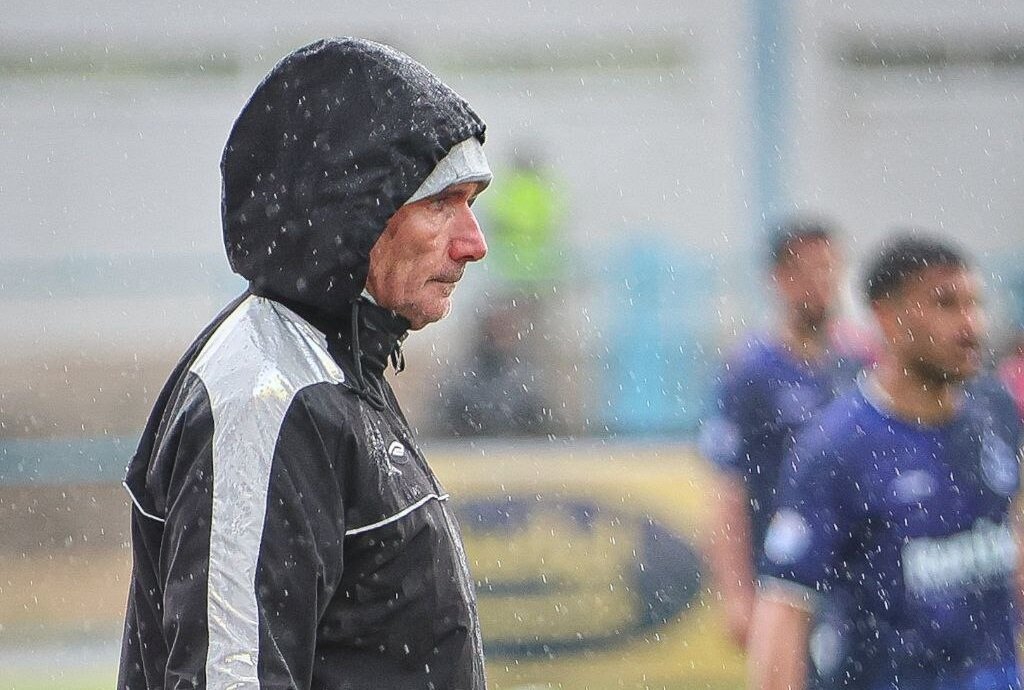 کارترون: چرا داور باید در هر بازی خارج خانه سپاهان به بازیکنان و کادر ما کارت بدهد؟!