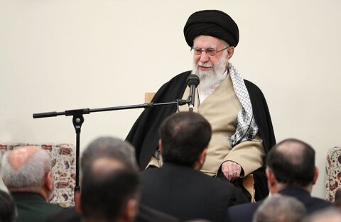 تنها راهحل مشکلات، پایبندی به مبانی انقلاب است / وظیفه وزارت اطلاعات، همکاری با دولتها رهبر