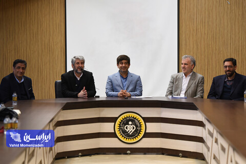 بازدید مدیرعامل فولاد مبارکه از ورزشگاه نقش جهان و دیدار با بازیکنان و کادر فنی تیم فوتبال سپاهان