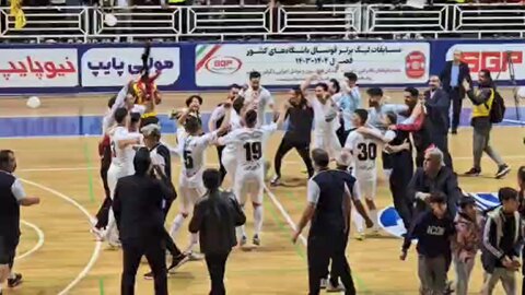 پایان بازی و شادی بازیکنان و هواداران گیتی‌پسند پس از قهرمانی