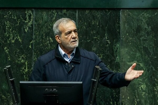 رئیس‌جمهور برای دفاع  از وزیر اقتصاد به مجلس آمد