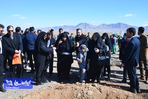 پویش مردمی کاشت ۲ هزار هکتار بذر بادام کوهی در شهرستان مبارکه با مشارکت فولاد مبارکه