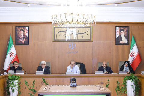 کاهش مالیات بر ارزش افزوده کالاهای اساسی و نهادهها از ۱۰ به یک درصد پزشکیان